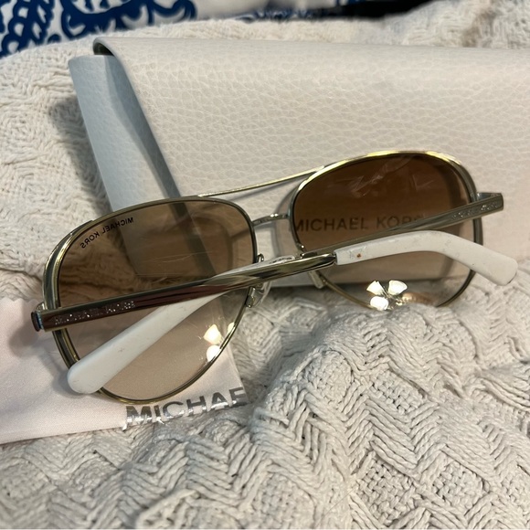 Michael Kors MK5004 Chelsea Sunglasses White & Tan Lenses w/ Case Gold Frame - Picture 2 of 13
